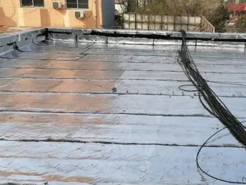 株洲市卫生间漏水维修公司分享下株洲市屋面楼顶防水刚性防水层施工要点。